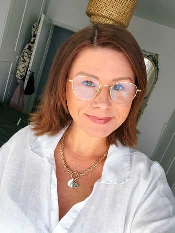 Soulshine Nicci – Social-Media-Beraterin lächelt in die Kamera vor hellem Hintergrund.